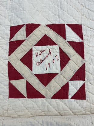 Close_Up_of_Signature_Quilt_Katie_Obenaugh_1907_2013.3_1