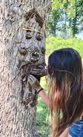 Making_Mud_Art_on_Tree