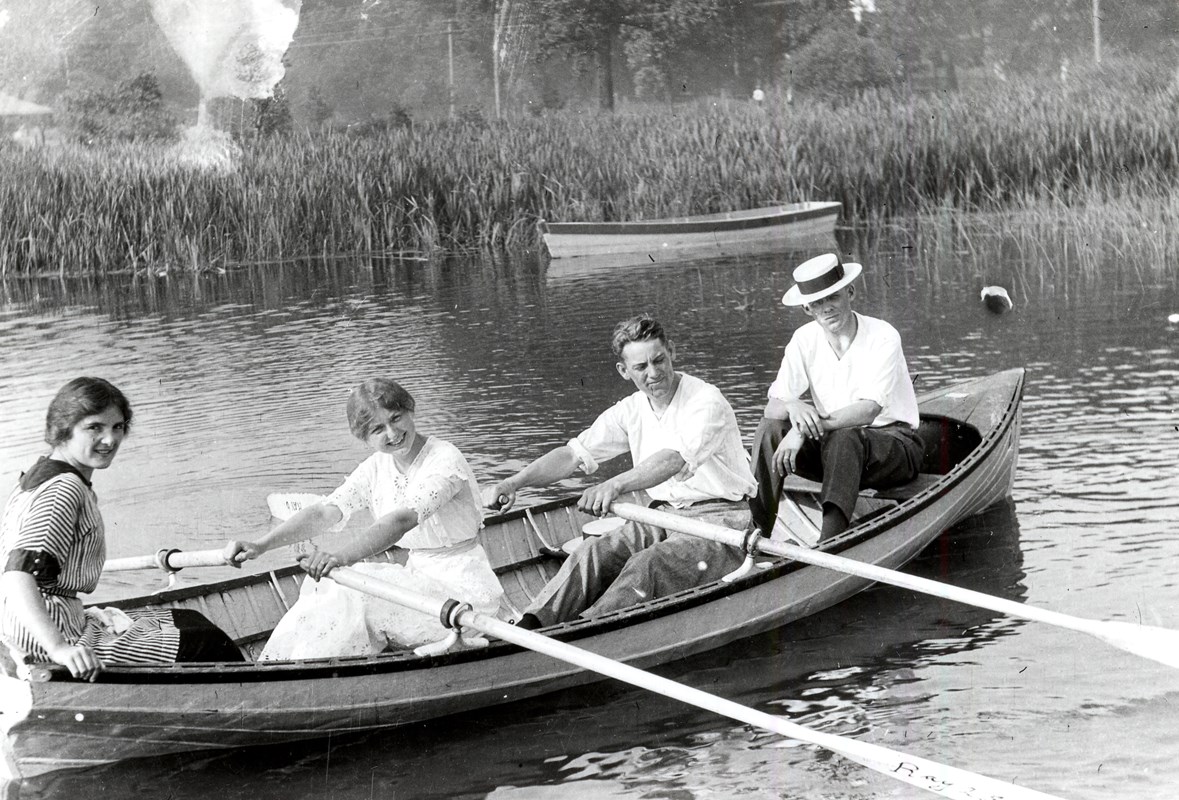 Vintage photo of 4 people in a row boat at Ray Lake