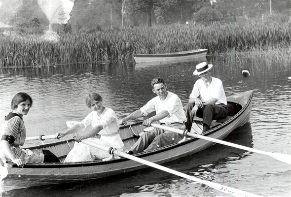 Vintage photo of 4 people in a row boat at Ray Lake